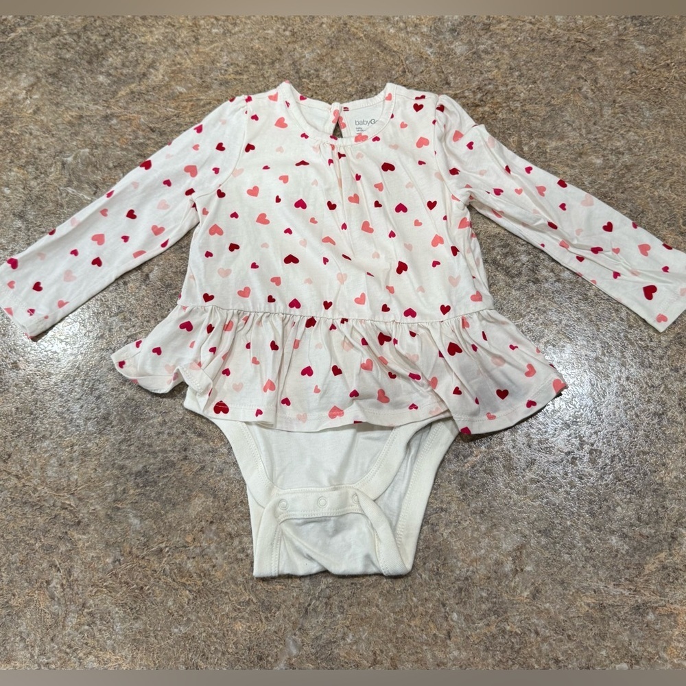 babyGap Long Sleeve Peplum Bodysuit – 18–24 Months – Red & Pink Hearts